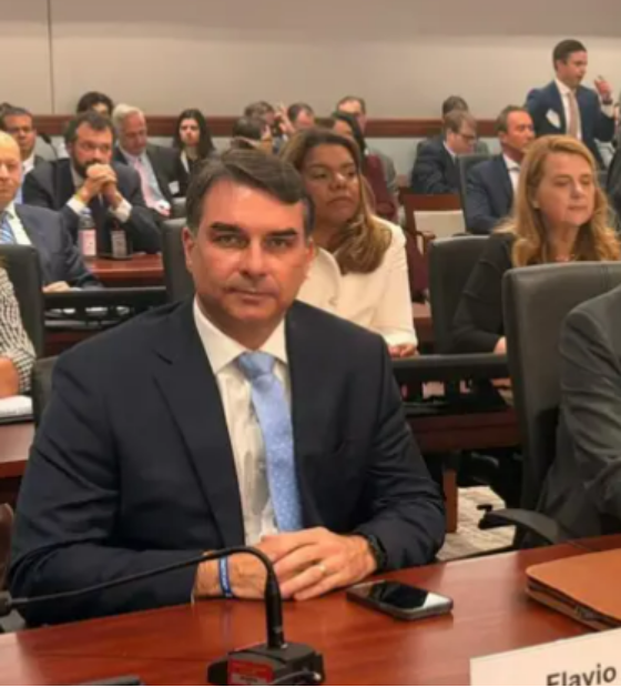Na BBC: Flávio Bolsonaro discursa em audiência nos EUA sobre novo tarifaço e diz que Pix também beneficiou empresas do País.