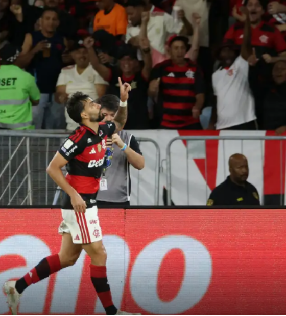 Flamengo vence e fica a um ponto do Palmeiras, líder do Brasileirão