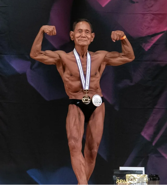 Japonês de 90 anos surpreende no fisiculturismo e conquista campeonato