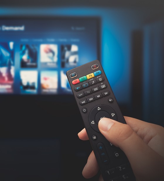 O que assistir na TV neste domingo, 27? Confira filmes e programas da Globo, SBT e Band