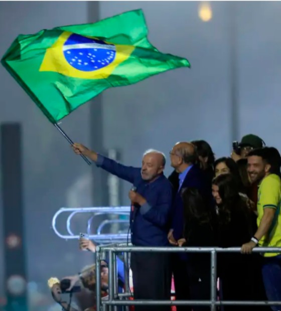 Em festa da vitória, Lula pede que público cante Hino da Independência