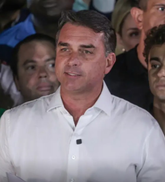 Polícia Federal cancela passaportes de Flávio Bolsonaro