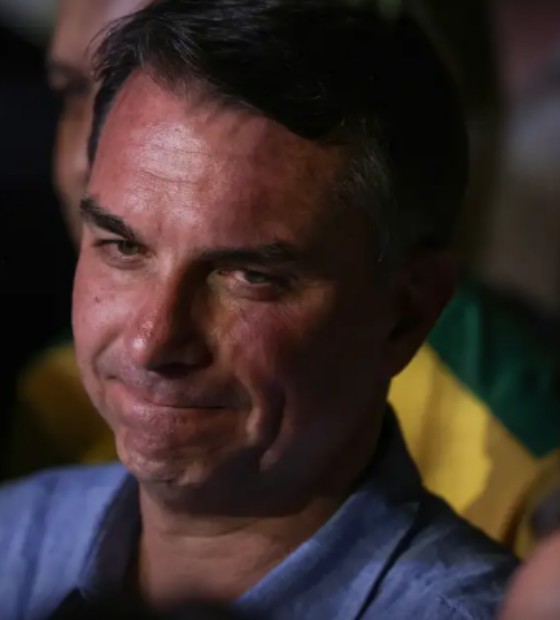 Na Folha de S. Paulo: Governo Trump dará visto a Flávio Bolsonaro